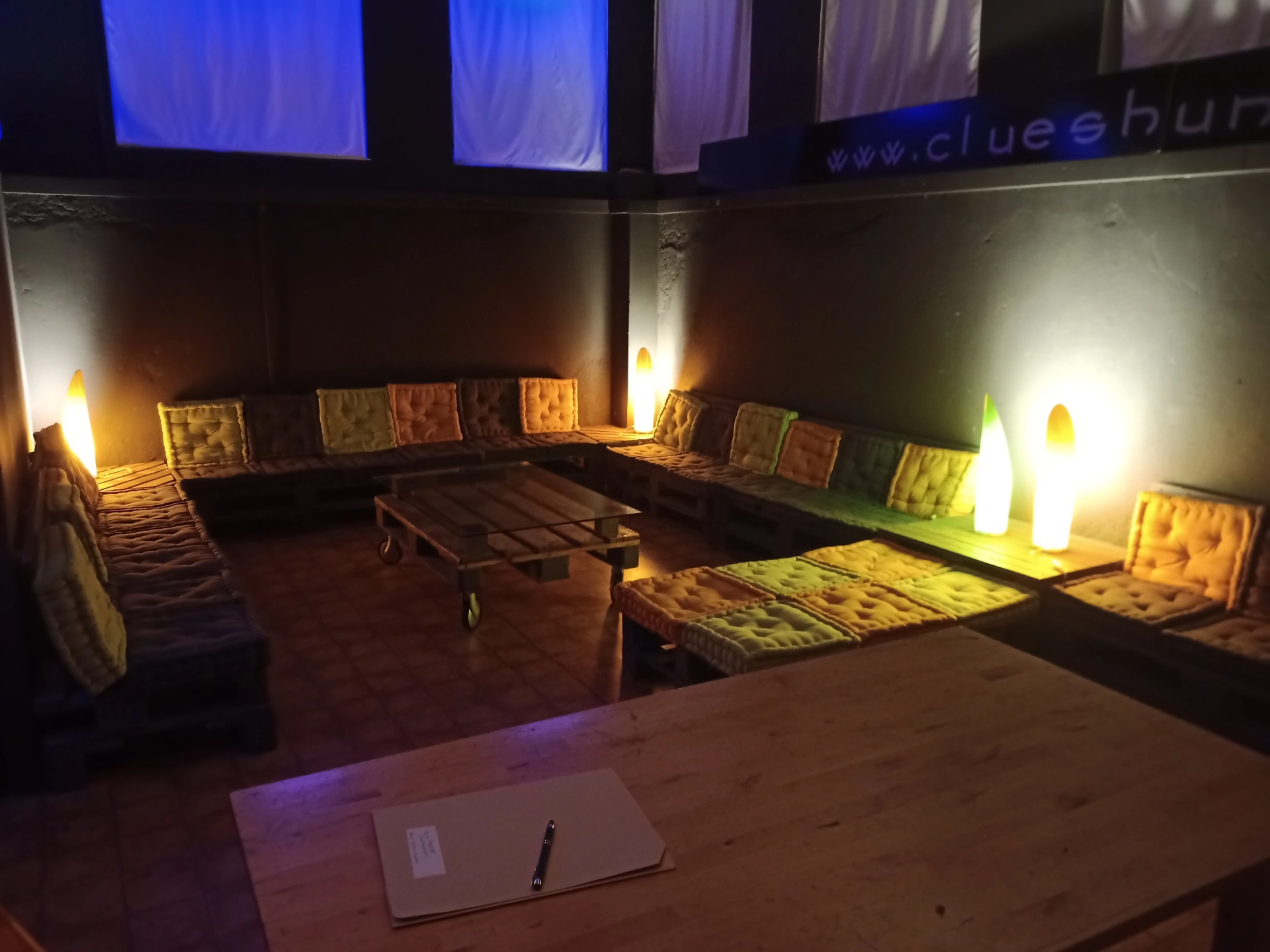 Spazio eventi aziendali Milano con allestimento Lounge, divani e lampade pop per attività di networking e formazione esperienziale.